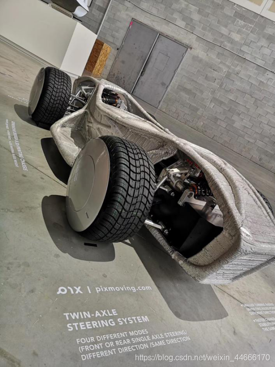 在蒙特利尔米其林移动出行峰会展出的PIX金属3D打印自动驾驶通用底盘